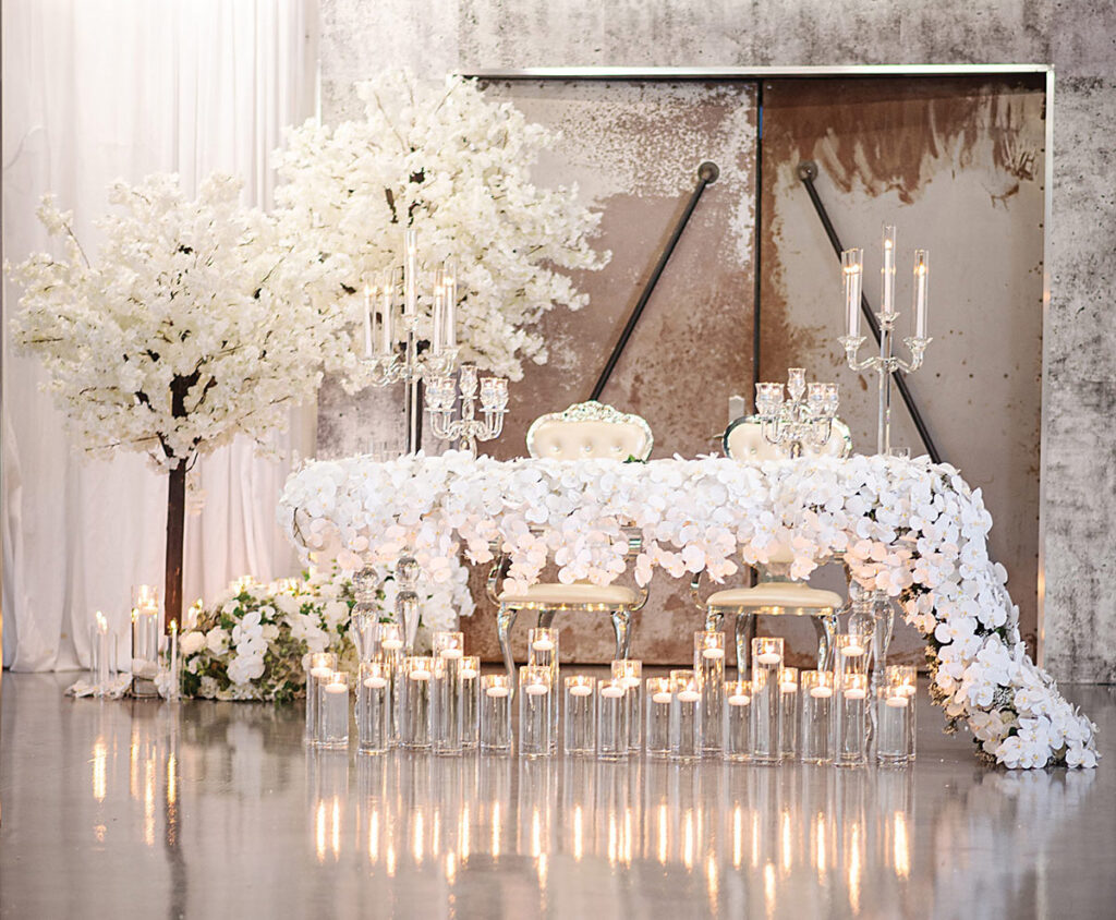 sweetheart table white flowers