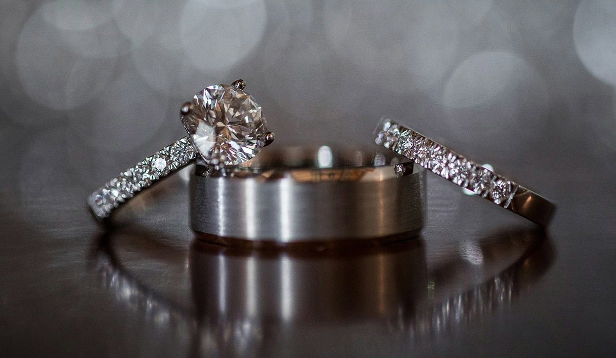 thomas-beaman-5XSiIpwfiEI-unsplash wedding bands